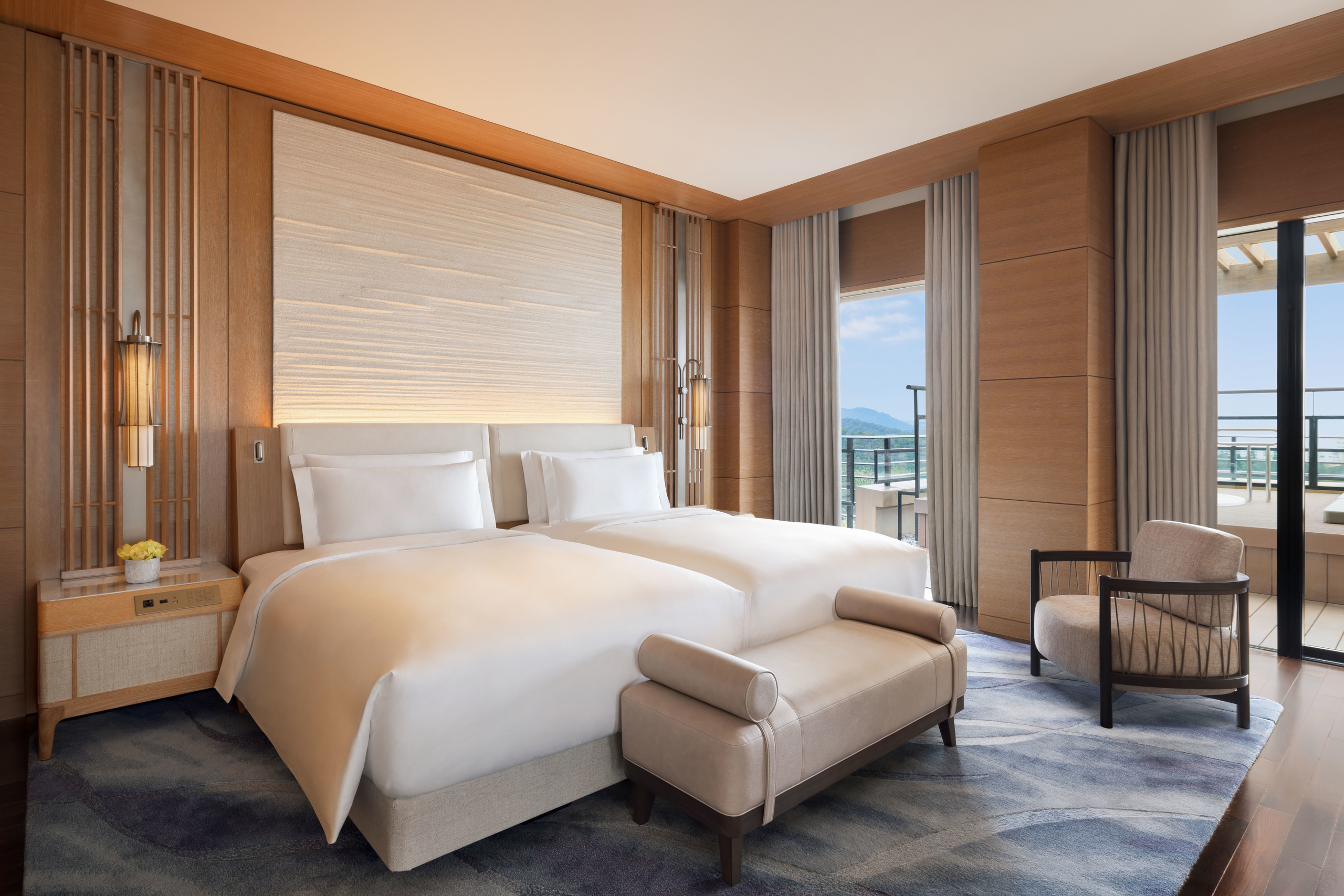 rc_okarz_guestroom_theritzcarltonsuite_moon_04_switch.jpg